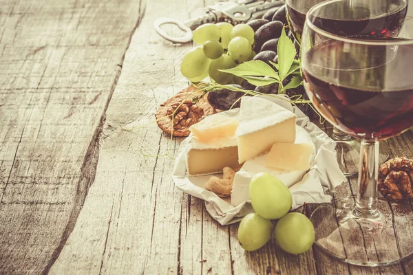 Förrätt - ost vindruvor nötter — Stockfoto