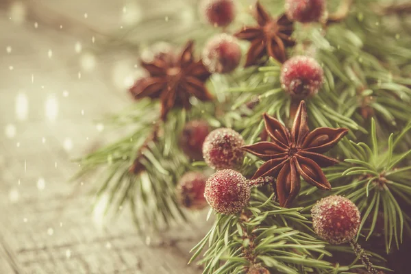 Decoraciones navideñas sobre fondo de madera rústica — Foto de Stock