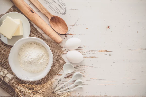 Ingredientes para hornear: leche, mantequilla, huevos, harina, trigo — Foto de Stock