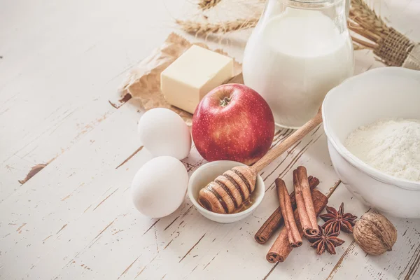 Ingredientes para hornear: leche, mantequilla, huevos, harina, trigo — Foto de Stock