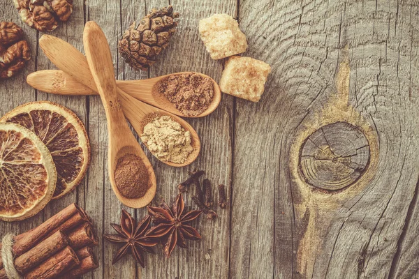 Urval av jul kryddor på rustika trä bakgrund — Stockfoto