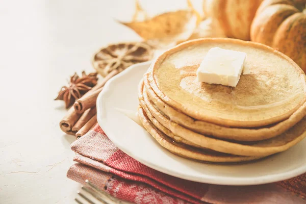 Тыквенные блинчики на белой тарелке с маслом и медом — стоковое фото