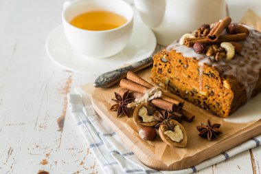 Ahşap arka plan üzerinde fındık ile baharatlı havuç kek