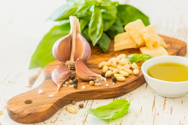 Pesto sauceingredients em tábua de madeira — Fotografia de Stock