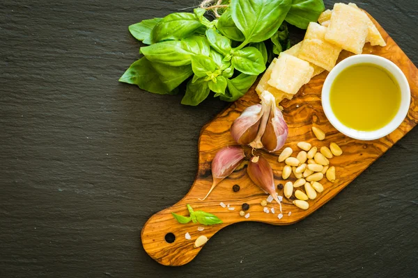 Pesto sauceingredients a fa tábla — Stock Fotó