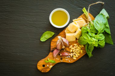 Pesto sauceingredients ahşap tahta üzerinde