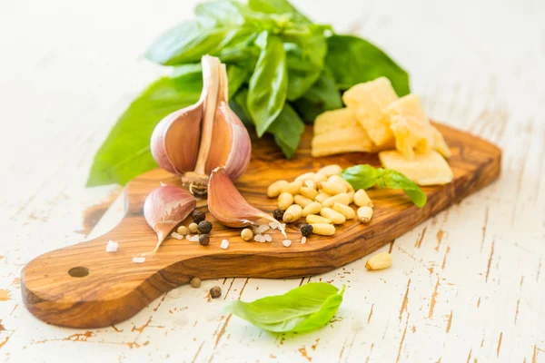 Pesto ingredientes de la salsa en el tablero de madera — Foto de Stock