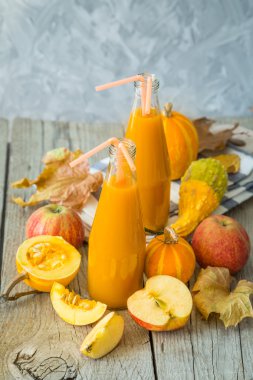 Elma ve kabak güler yüzlü cam şişelerde