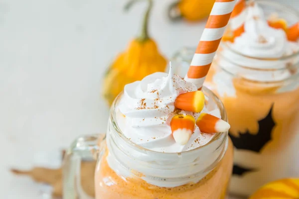 Halloween stylu pumpkin spice latte w słoik — Zdjęcie stockowe