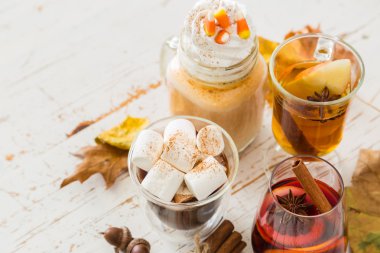 Ahşap arka plan üzerinde sonbahar içecek