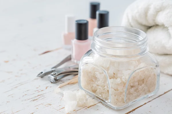 Selezione di strumenti di manicure su sfondo di legno bianco — Foto Stock