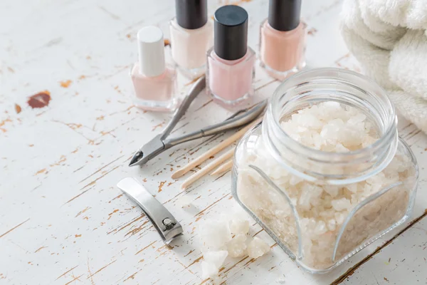 Selezione di strumenti di manicure su sfondo di legno bianco — Foto Stock