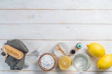 Sıfır atık ve çevre temizleyici - ahşap arka planda malzemeler