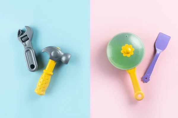Kön stereotyper koncept - kvinnliga och manliga leksaker på rosa och blå bakgrund — Stockfoto