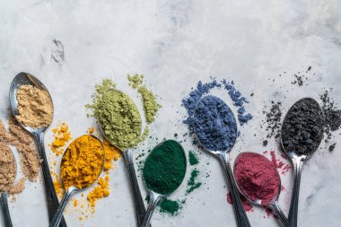 Kaşık süper tozlar - kibrit, zerdeçal, zencefil, kakao, spirulina, chia, tarçın, siyah susam