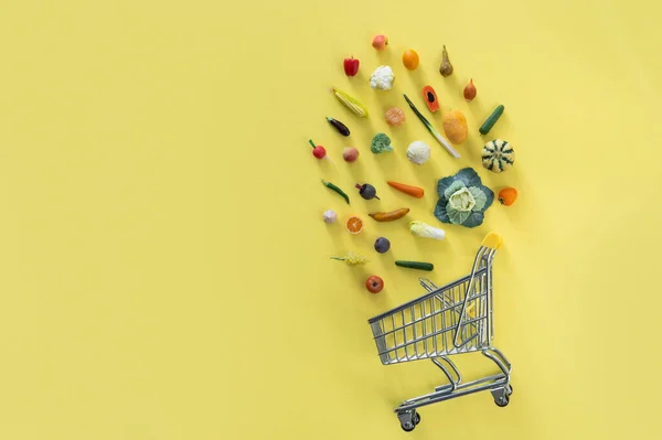 Concept d'épicerie - différents aliments avec plateau d'achat sur fond jaune — Photo