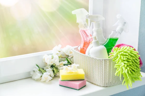 Spring cleaning concept - cleaning supplies and flowers on blur background — Stock Photo, Image