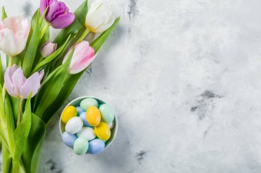 Paskalya konsepti - mermer arka planda çiçekli kurabiyeler