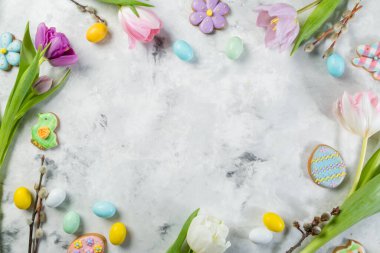 Paskalya konsepti - mermer arka planda çiçekli kurabiyeler