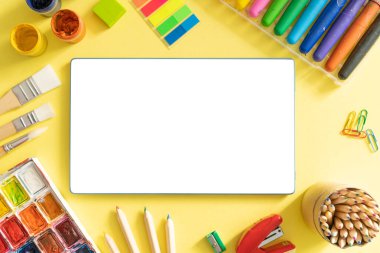 Çevrimiçi çizim sınıfı konsepti - parlak arka planda arz