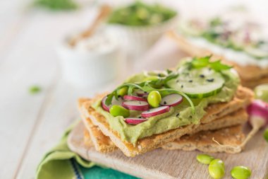 Sağlıklı beslenme kavramı - salatalıklı gevrek ekmek ve beyaz arka planda turp