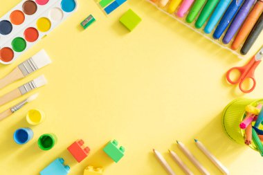 Çocuklar çevrimiçi sınıf konsepti - parlak arka planda arz