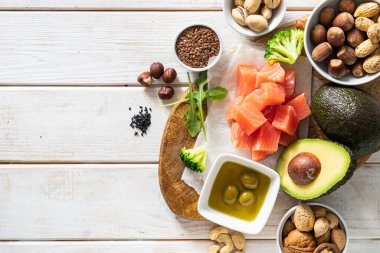 Keto diyet kavramı - beyaz ahşap arka planda iyi yağ kaynakları