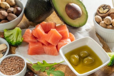 Keto diyet kavramı - beyaz ahşap arka planda iyi yağ kaynakları