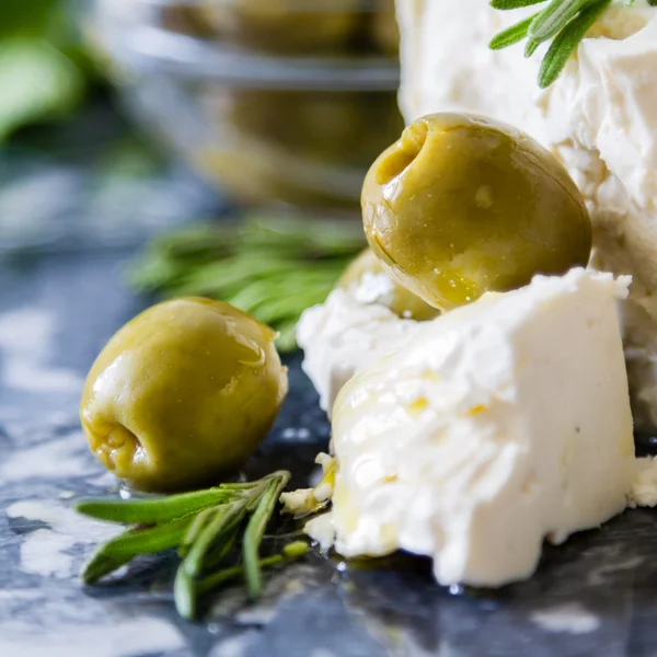 Fromage feta aux olives et romarin — Photo