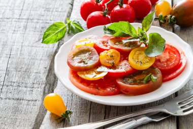 Renkli domates salatası fesleğen