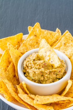 Guacamole sos ve cips