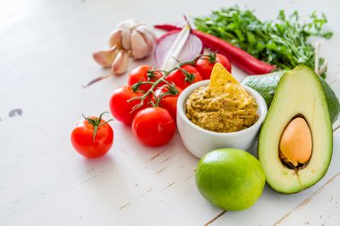 Guacamole sos ve malzemeler