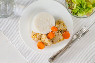 Domuz eti güveç beyaz pilav ile servis