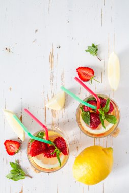 Çilek limonata ve malzemeler