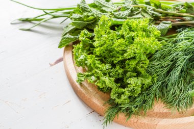 Otlar arka plan beyaz tahta üzerinde