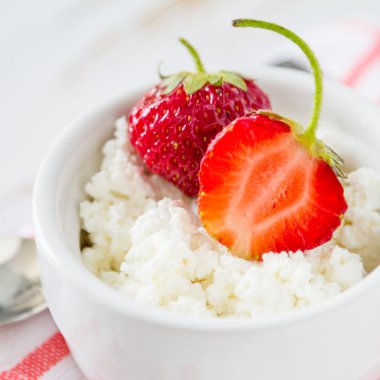 Çilekli süzme peynir.