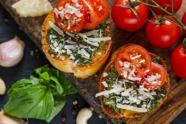 pesto ve domates Bruschetta