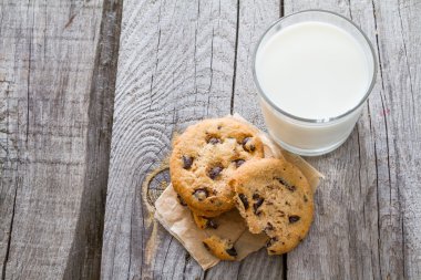 Çikolata parçacıklı kurabiye.