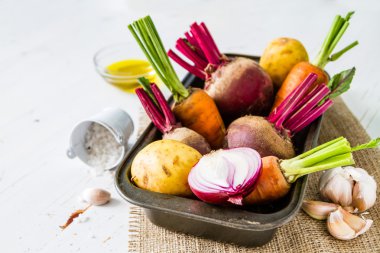 Çiğ sebze kavurma için hazır