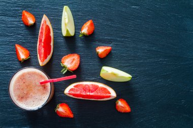 Apple greyfurt ve çilek smoothie maddeler