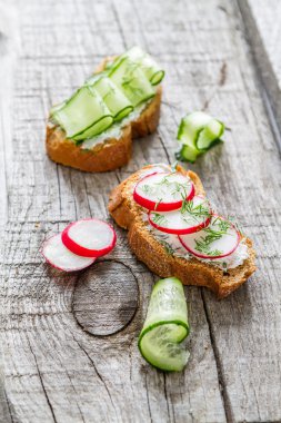 Bruschetta süzme peynir ile