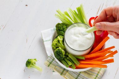 Kase sebze ve yoğurt sos ile