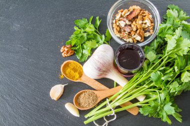 Gürcü ceviz sosu malzemeler