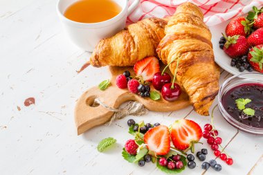 Kahvaltı - kruvasan çilek ile