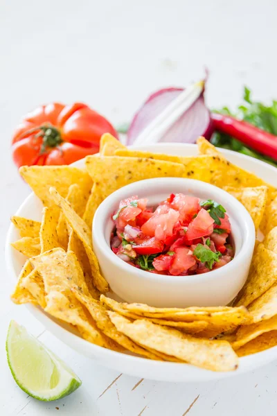 Salsa mártással és nachos — Stock Fotó
