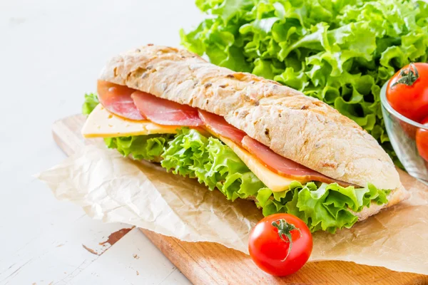 Sandwich con ensalada y tomate — Foto de Stock