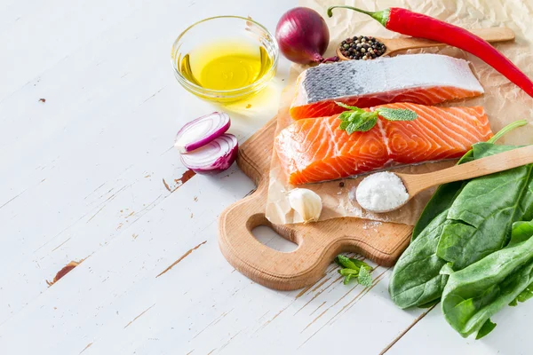 Filetto di salmone con sale agli spinaci — Foto Stock