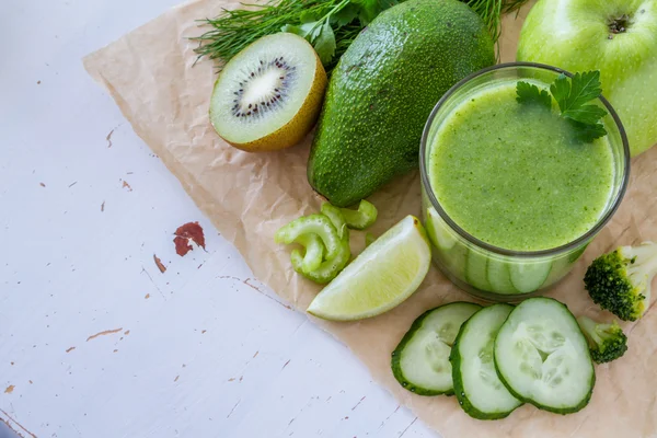 Frullato verde e ingredienti — Foto Stock