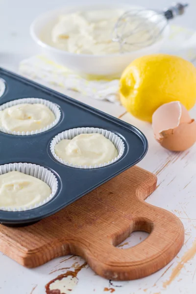 Zitronen-Cupcakes zubereiten — Stockfoto