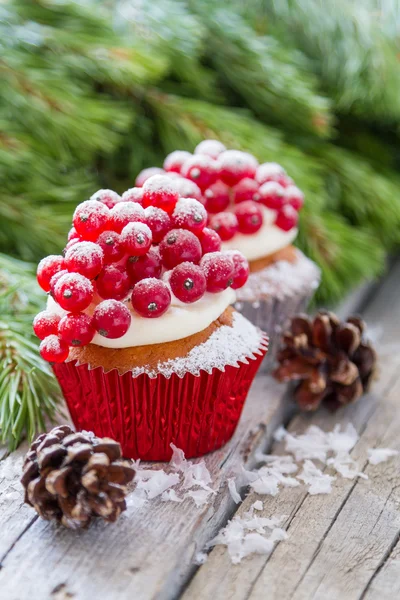 Kırmızı meyveler ile Noel cupcakes — Stok fotoğraf